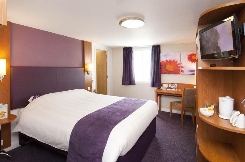 Premier Inn Stroud Страуд Экстерьер фото